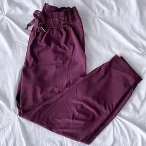 Lululemon lightweight 7/8 jogger in Boudreaux